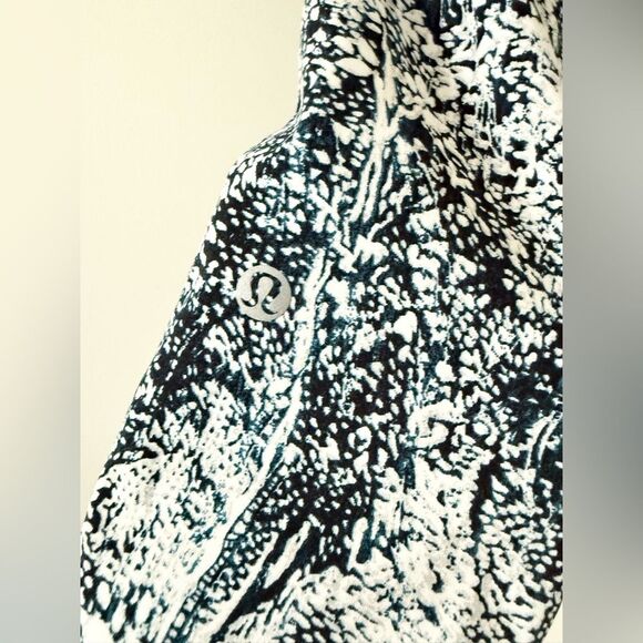 Lululemon Never Still Cropped Legging 21" Inseam in Teal & White - Size 6 - Picture 5 of 6